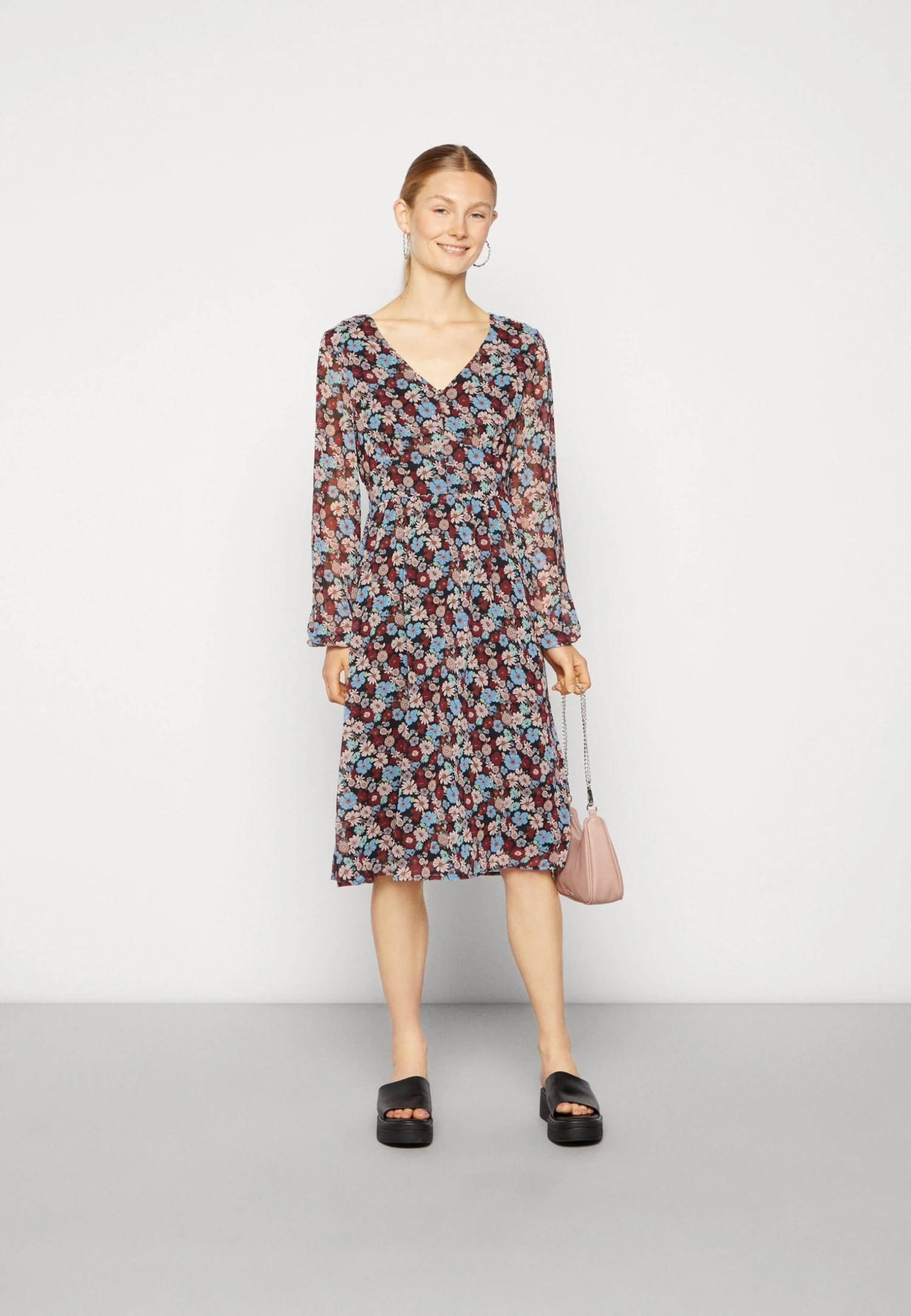 Even&Odd Robe De Jour - Black/Red/Multi-Coloured – Image 2